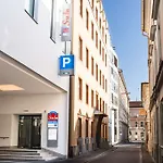 Leonardo Boutique Center فندق 4*