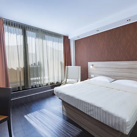 Hotel Leonardo Boutique Center 4*