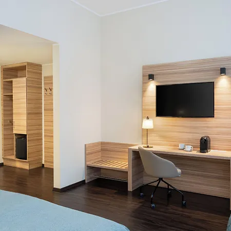 Leonardo Boutique Center Hotel 4*