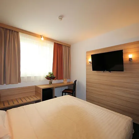 ホテル Leonardo Boutique Center 4*
