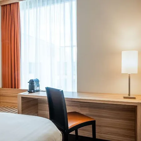 Leonardo Boutique Center ホテル 4*