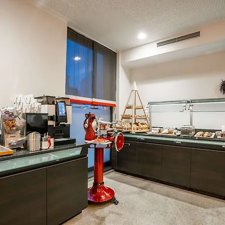 ホテル Leonardo Boutique Center 4*